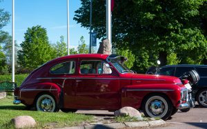 Vinröd Volvo pv 544